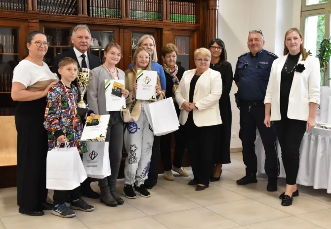 Na zdjęciu między innymi laureaci Gminnej Olimpiady Profilaktycznej, która odbyła się w leszczyńskim Zameczku