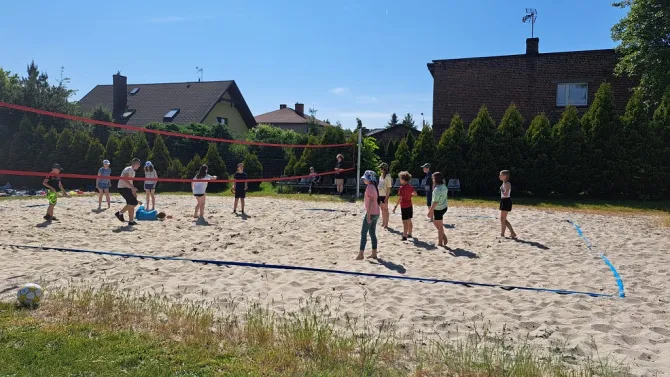 Na zdjęciu uczestnicy pikniku z okazji Dnia Dziecka zorganizowanego w Szkole Podstawowej Nr 1 im. Jana Pawła II w Czerwionce-Leszczynach (mecz siatkówki plażowej)