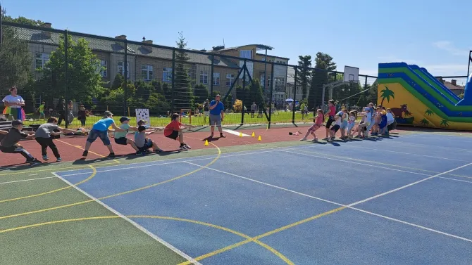Na zdjęciu uczestnicy pikniku z okazji Dnia Dziecka zorganizowanego w Szkole Podstawowej Nr 1 im. Jana Pawła II w Czerwionce-Leszczynach (przeciąganie liny)