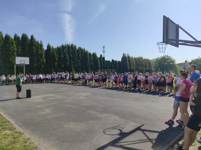 Na zdjęciu uczestnicy Dnia Sportu (podczas apelu) zorganizowanego przez Szkołę Podstawową Nr 7 w Czerwionce-Leszczynach