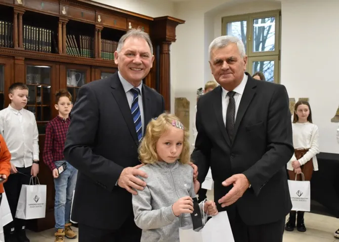 Na zdjęciu Burmistrz Gminy i Miasta Czerwionka-Leszczyny Wiesław Janiszewski oraz Przewodniczący Rady Miejskiej w Czerwionce-Leszczynach Bernard Strzoda wręczający nagrodę laureatce konkursu plastycznego będącego elementem kampanii Zachowaj trzeźwy umysł