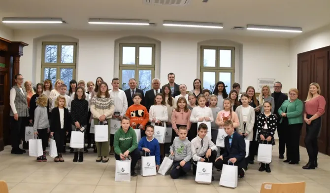 Na zdjęciu między innymi laureaci konkursu plastycznego będącego elementem kampanii Zachowaj trzeźwy umysł
