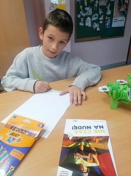 Na zdjęciu uczestnik konkursu plastycznego pt. „Nie czas na nudę" w trakcie wykonywania swojej pracy plastycznej