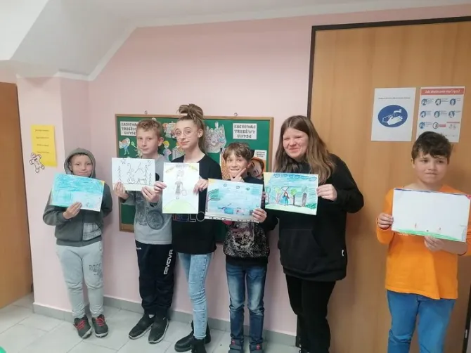 Na zdjęciu uczestnicy konkursu plastycznego pt. „Nie czas na nudę" przedstawiają swoje prace plastyczne