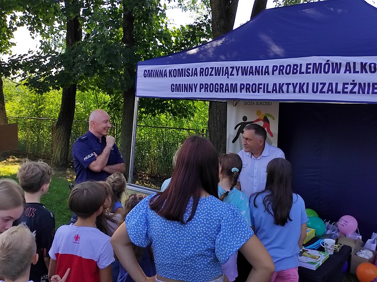 Na zdjęciu stoisko Gminnej Komisji Rozwiązywania Problemów Alkoholowych w Czerwionce-Leszczynach, w którym dzieci mogły otrzymać ulotki i gadżety profilaktyczne
