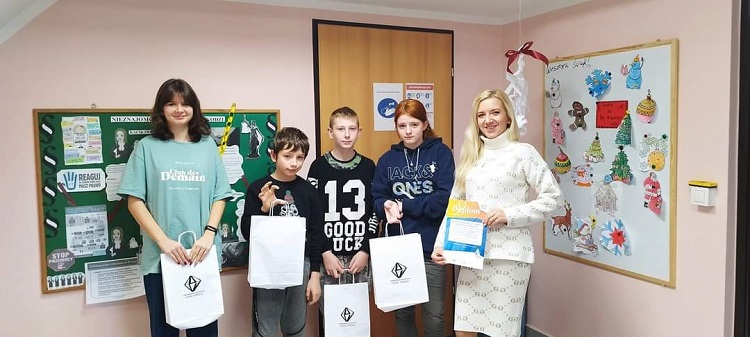 Na zdjęciu laureaci konkursu wraz z opiekunką świetlicy przy Centrum Usług Społecznych przy ul. Młyńskiej w Czerwionce-Leszczynach