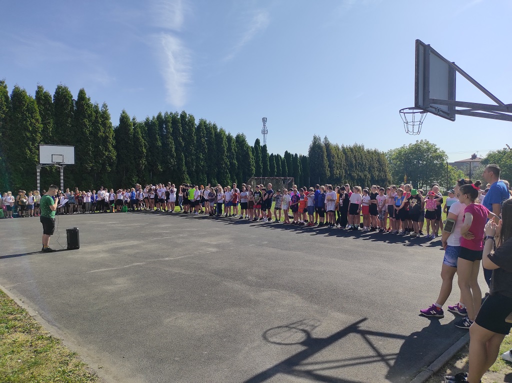 Na zdjęciu uczestnicy Dnia Sportu (podczas apelu) zorganizowanego przez Szkołę Podstawową Nr 7 w Czerwionce-Leszczynach