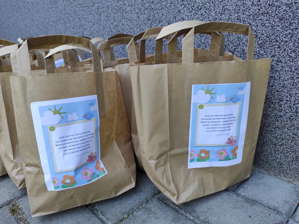 Zdrowe paczki przygotowane dla dzieci ze Szkoły Podstawowej Nr 7 w Czerwionce-Leszczynach