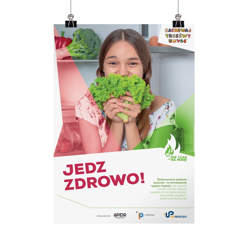 Plakat akcji "Jedz zdrowo!" przedstawia dziewczynę trzymającą przy ustach warzywo. Na plakacie znajduje się krótka informacja o zbilansowanym jedzeniu i jego wpływie na zdrowie.