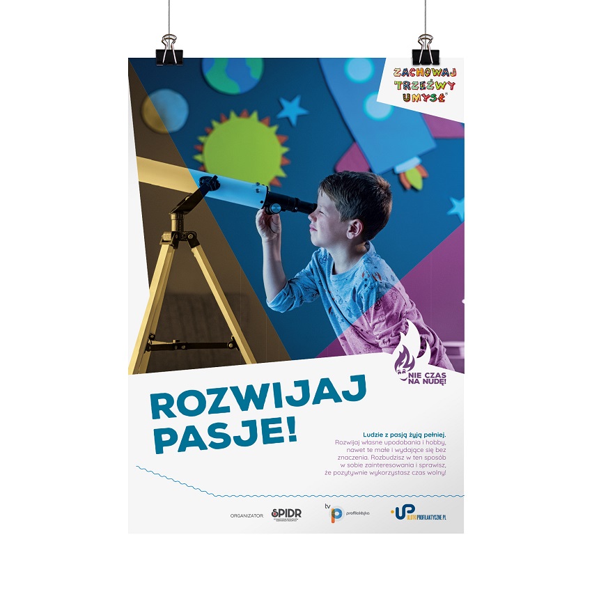 Plakat akcji "Rozwijaj pasje!" przedstawia chłopca spoglądającego w niebo przez lunetę. Na plakacie znajduje się krótka informacja o rozwijaniu swoich pasji.