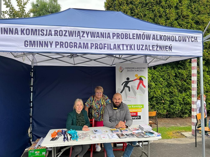Na zdjęciu członkowie Gminnej Komisji Rozwiązywania Problemów Alkoholowych w Czerwionce-Leszczynach (od lewej: Hanna Depa, Celina Cymorek, Tomasz Oparski) podczas festynu w Dębieńsku