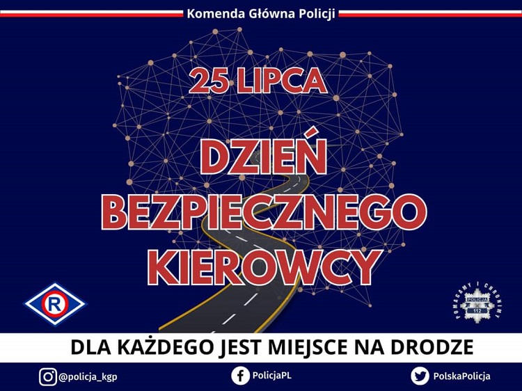 Plakat informacyjny dot. Dnia Bezpiecznego Kierowcy. Na nim między innymi napis na środku czerwoną czcionką z obramowaniem koloru białego: 25 lipca Dzień Bezpiecznego Kierowcy, a na dole napis czarną czcionką na białym tle: Dla każdego jest miejsce na drodze.